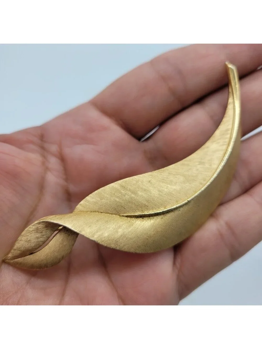 Vintage Crown Trifari Twisted Leaf Brooch Pin Brushed Matte Gold Tone 3.5